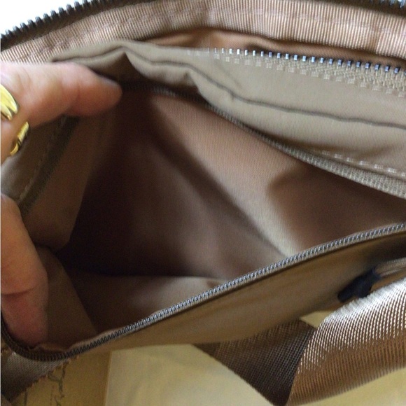 Tan Crossbody Bag with Adjustable Strap and Durable Fabric - Picture 5 of 9